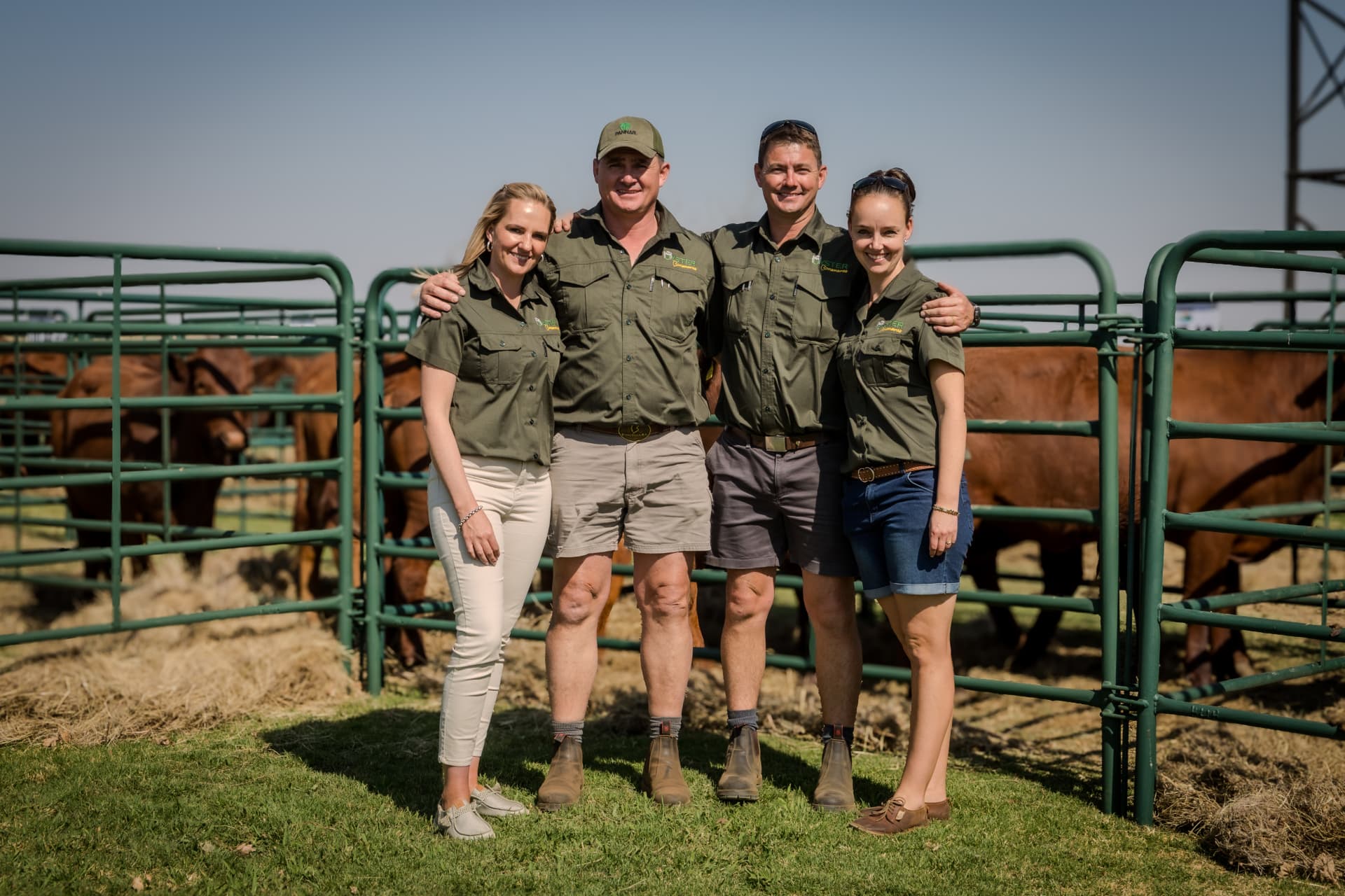 Broers Piet en Neels Uys met hul vroue Eleanor en Azel by die kraal op Boschkop